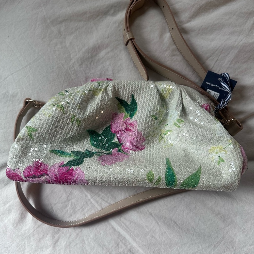 Vineyard Vines Glossy Floral Clutch kd24